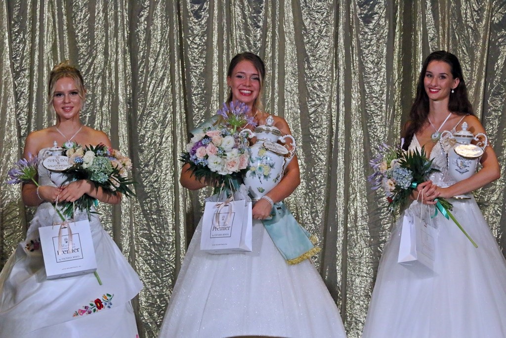 Nagynénje után a 17 éves Viktória is elnyerte az Anna-bál szépe címet